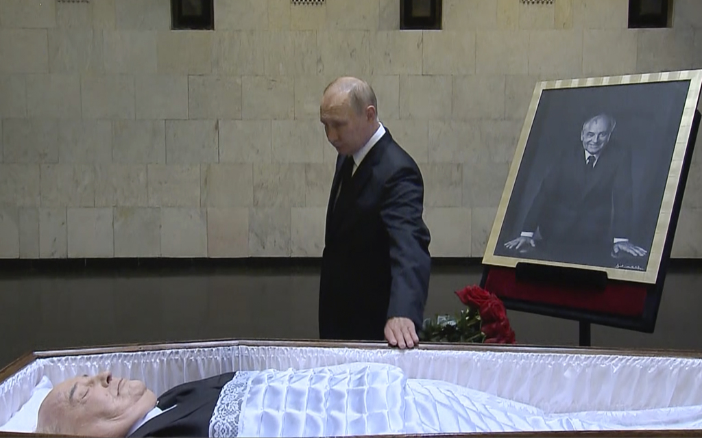 俄羅斯總統普丁（Vladimir Putin）向已故領導人戈巴契夫（Mikhail Gorbachev）致敬。(圖/美聯社)  