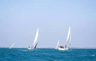 60位企業家挑戰海洋 大學EMBA帆船賽2日授旗鳴笛