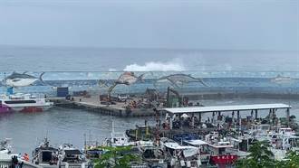 「軒嵐諾來勢洶洶」海浪超越堤防 台東兩離島船班停駛至3日　