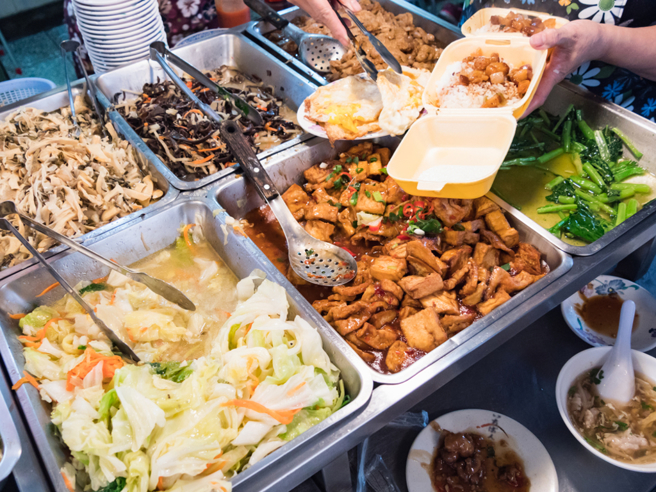 原物料飙涨，外食开销也越来越大，让民眾吃不消。(示意图／shutterstock)