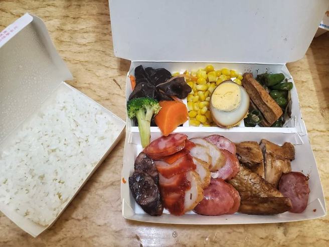 原PO贴出他买到的综合饭便当，主菜配菜塞满整个便当盒，白饭还另外附上，100元的价格让网友暴动。(图／爆废公社)