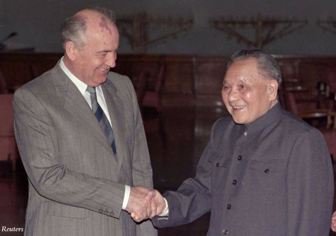 戈巴契夫（左）1989年访问北京，会见了当时中共中央总书记赵紫阳、中共中央军委主席邓小平（右）、中国国家主席杨尚昆等领导人，也代表中苏数20多年敌对关系正式化解。（图／路透）