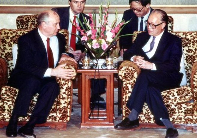 戈巴契夫（左1)1989年访问中国时与时任中共总书记赵紫阳(右1)会谈，也就在这次会面中与赵紫阳谈及天安门学运，最后导致赵辞去总书记职务。戈巴契夫虽然多次想拜访深圳，却因此事而始终未能如愿。（图／美联社）