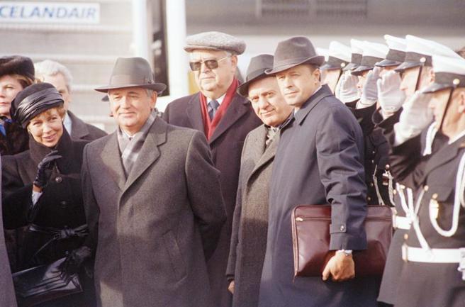 戈巴契夫1986年抵达冰岛与美国总统雷根签署裁减核武协议，正式结束美苏两大阵营长达数十年的冷战。（图／美联社）