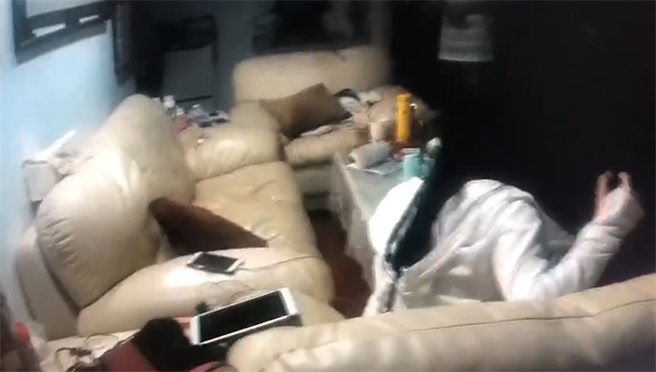 张姓女子持刀攻击警察。（翻摄画面）