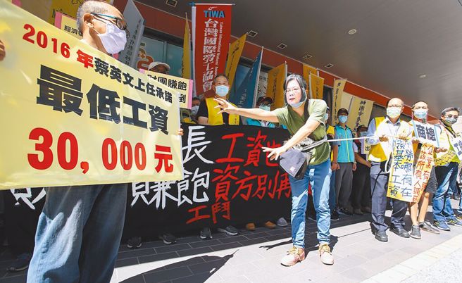 勞動部9月1日召開基本工資審議委員會，全產總主張調幅應達11%，才能滿足勞工實質購買力，工總則呼籲應考慮產業生產與經營成本，勿殺雞取卵。圖為2021年，工鬥演出行動劇，諷刺蔡英文未兌現對勞工的承諾。（本報資料照片）