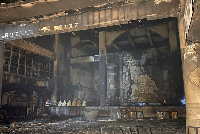 主殿全遭烧毁，关公神像依稀可见仍在神座上。(记者爆料网提供)