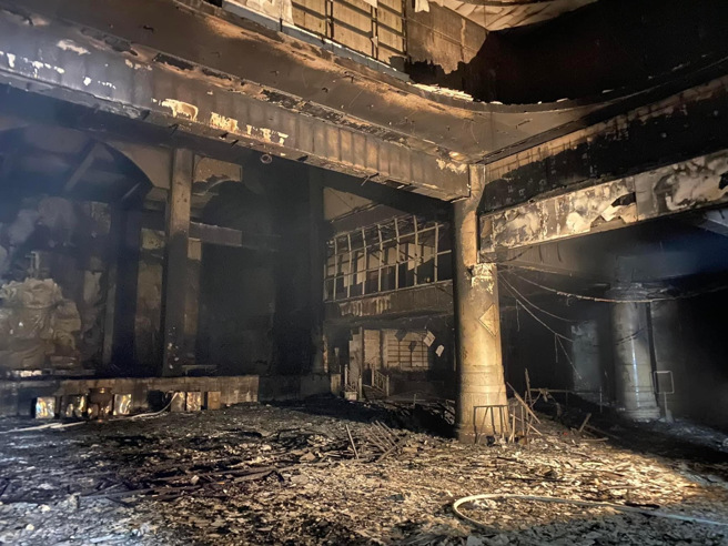 主殿全遭烧毁，关公神像依稀可见仍在神座上。(记者爆料网提供)