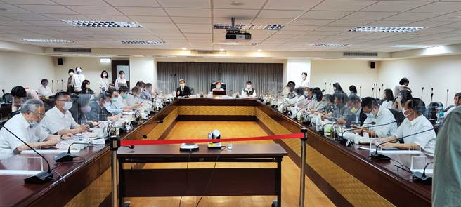 劳动部部长许铭春今天召开基本工资审议会。（林良齐摄）