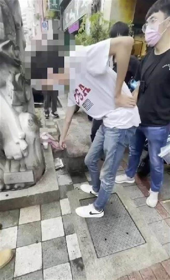 廖男在台大亮枪恐吓护理师被逮。（警方提供）