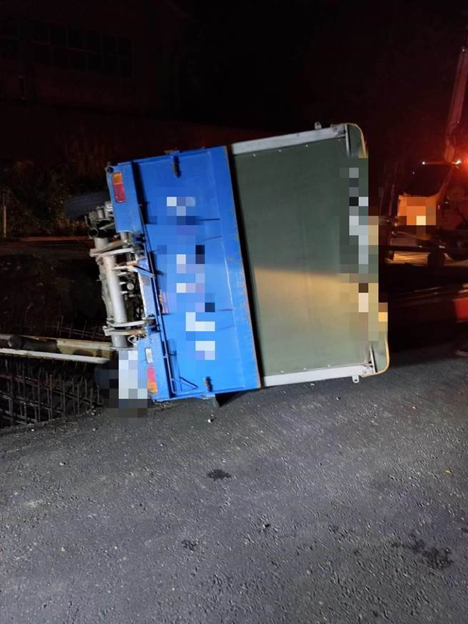 王男車輛翻覆。（翻攝照片／李京昇苗栗傳真）