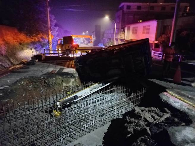 王男衝向工地。（翻攝照片／李京昇苗栗傳真）