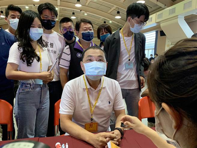 侯友宜登記參選 強調4年前有辯論今年不例外。（葉德正攝）