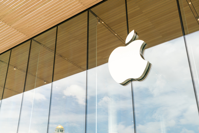 美国上诉法院今天确认苹果公司（Apple Inc）、宏达电和中兴通讯有关设备进口侵犯无线通讯科技专利的官司获得胜诉。（图／shutterstock）