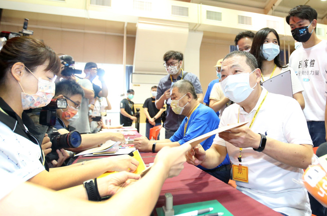 新北市長侯友宜（右）1日前往新北市選委會，登記參選連任。（范揚光攝）