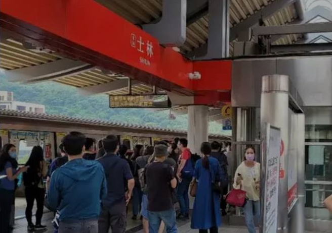 捷运车厢内吐痰抹扶手杆，民眾制止引发骚动。(记者爆料网提供)