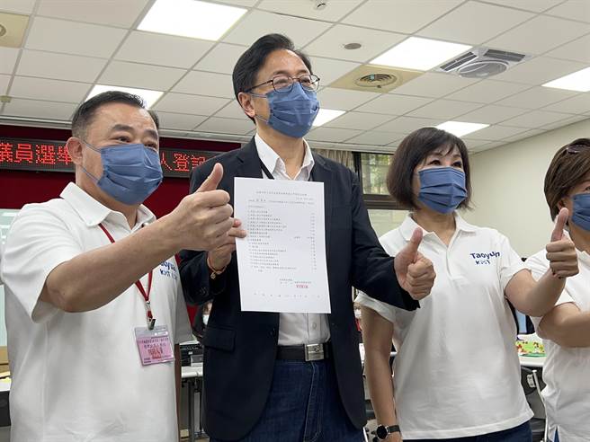 国民党桃园市长参选人张善政1日在议长邱奕胜、党籍立委和市议员参选人陪同下登记参选，展现蓝营大团结。(蔡依珍摄)