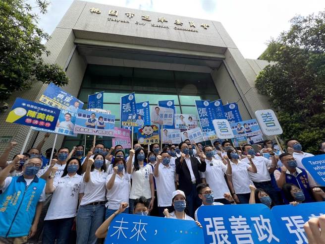 国民党桃园市长参选人张善政1日在议长邱奕胜、党籍立委和市议员参选人陪同下登记参选，展现蓝营大团结。(蔡依珍摄)