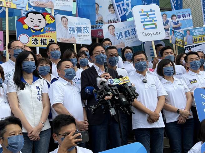 国民党桃园市长参选人张善政1日已委托律师团，将于完成登记参选后正式到法院提告，控诉桃园市长郑文灿、民进党桃园市长参选人郑运鹏诽谤和意图使人不当选，盼以讼止谤，让负面抹黑有所收敛。。(蔡依珍摄)