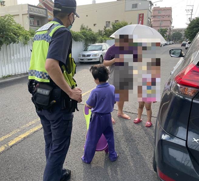 警方带男童返家途中，恰巧遇到男童母亲带着家中小女儿，正在住家附近心急如焚寻找其子。（警方提供）