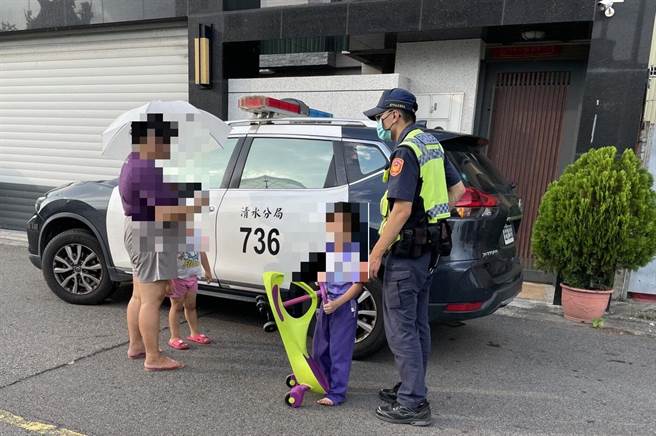 警方带男童返家途中，恰巧遇到男童母亲带着家中小女儿，正在住家附近心急如焚寻找其子。（警方提供）