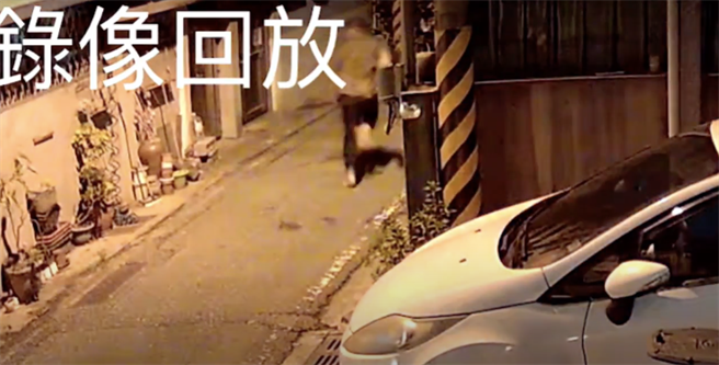 花莲一对谢姓兄弟昨驾驶货车行经吉安乡时，遭后方轿车尾随，并被车上3人持预藏的棍棒刀械攻击，兄弟2人疑夺取对方刀刃凶器后反击，且双方见其中1名黄姓男子被砍成重伤后，即驾车离去，黄经送医救治目前尚未脱离险境。（民眾提供／罗亦晽花莲传真）