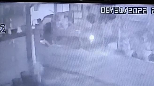 花莲一对谢姓兄弟昨驾驶货车行经吉安乡时，遭后方轿车尾随，并被车上3人持预藏的棍棒刀械攻击，兄弟2人疑夺取对方刀刃凶器后反击，且双方见其中1名黄姓男子被砍成重伤后，即驾车离去，黄经送医救治目前尚未脱离险境。（警方提供／罗亦晽花莲传真）