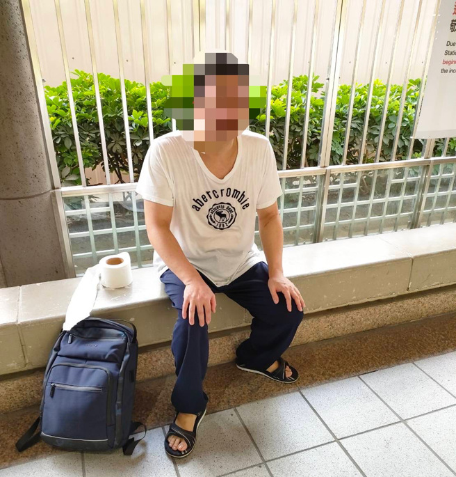 男子将口中的浓痰吐在手上，又抹在扶手杆上，噁心行径遭其他乘客制止。(翻摄/李文正)