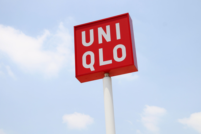 一名网友表示，日前他到Uniqlo门市消费，期间听到店内广播说，9月2日起不再提供消费者纸袋，让他无法接受说。（图／示意图，达志影像）