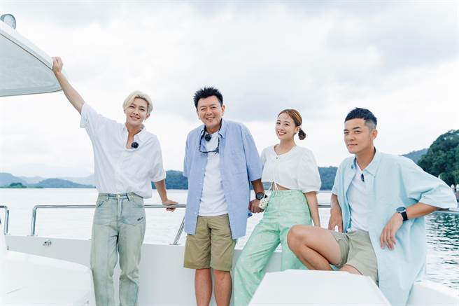 《嗨！营业中》由炎亚纶（左起）、庹宗康、鬼鬼、姚元浩加上新人继续主持。（好看娱乐提供）