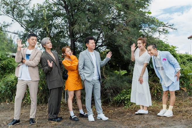 姚元浩（左起）、炎亚纶、鬼鬼、庹宗康接受新成员莎莎、浩子拜码头。（好看娱乐提供）