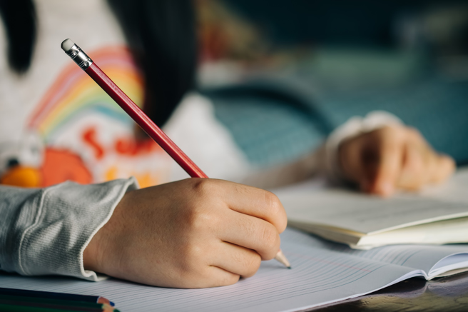 一名女网友表示，国小孩子的国语课本中，重创的创旁边标注注音为「ㄔㄨㄤ」。（图／示意图，达志影像）