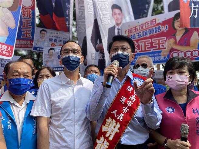 国民党主席朱立伦今天南下陪同台南市长参选人谢龙介完成登记参选，回应张善政遭指抄袭，批民进党泼脏水有够LOW。(曹婷婷摄)