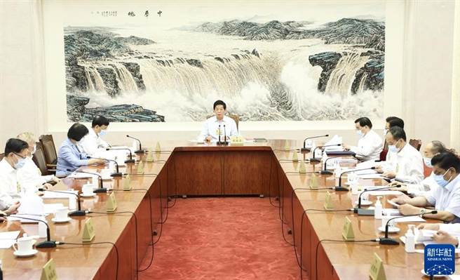 栗戰書（中）。／新華社