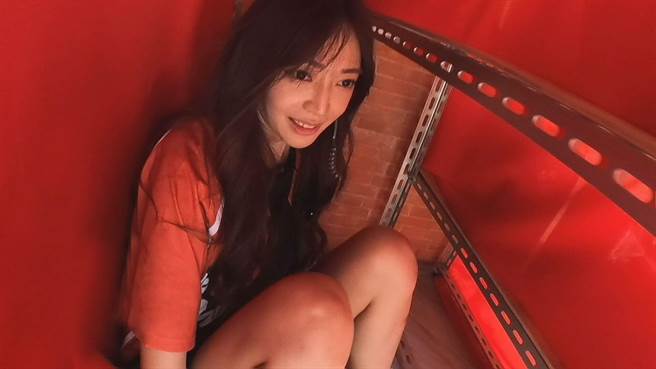 王心恬躲到脚麻，甚至不小心跌伤。（中视提供）