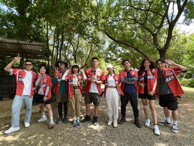 是元介（左起）、黄沐妍、王仁甫、峮峮、许孟哲、蔡黄汝、孙协志、王心恬、顏佑庭。（中视提供）