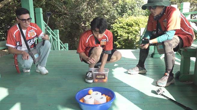 顏佑庭投不进乒乓球被亏运气不好。（中视提供）