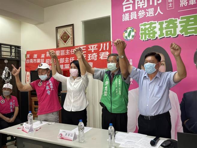 无党籍市长参选人林义丰（左一）和许忠信（左三）一同到场支持蒋琦君（左二）。（李俊淇摄）