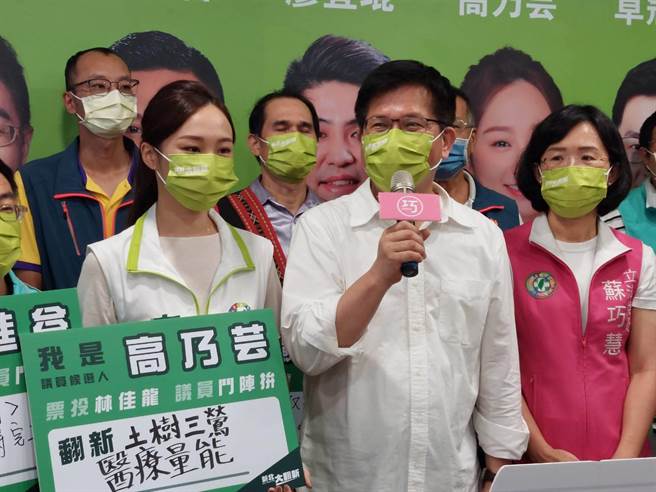 民進黨新北市候選人林佳龍（中）認為新北市長侯友宜不適合連任原因包括本位主義、獨善其身，有時流於爭功諉過，遇到問題也不認罪。（陳慰慈攝）