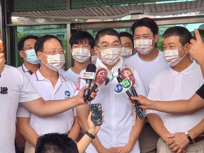 國民黨基隆市長候選人謝國樑表示，近來政治人物論文頻遭檢視，他也考慮過公開自己的論文。（張志康攝）