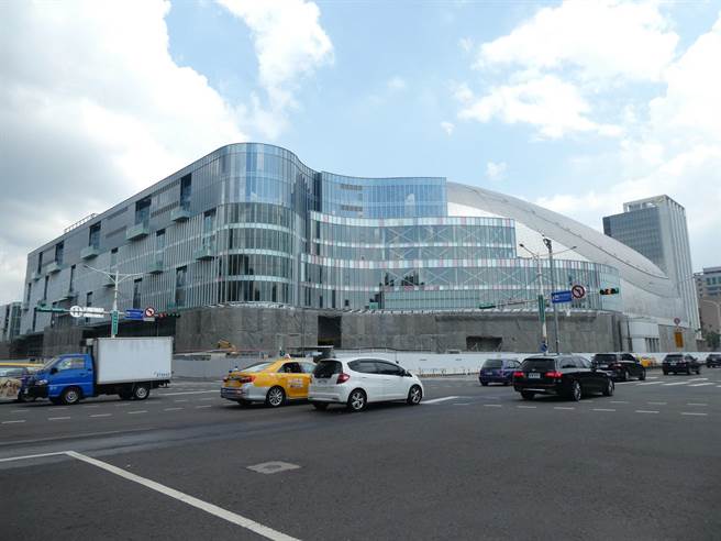 歷經6年延宕，台北大巨蛋防火避難審查持續卡關。國民黨今批，民進黨政府為選舉，讓改建後新竹棒球場草率開打，卻對大巨蛋公安標準無限上綱，致台北市日損4100萬元；提醒台北市民福祉在政黨利益之上，民進黨不要再打壓台北市。（周志豪攝）