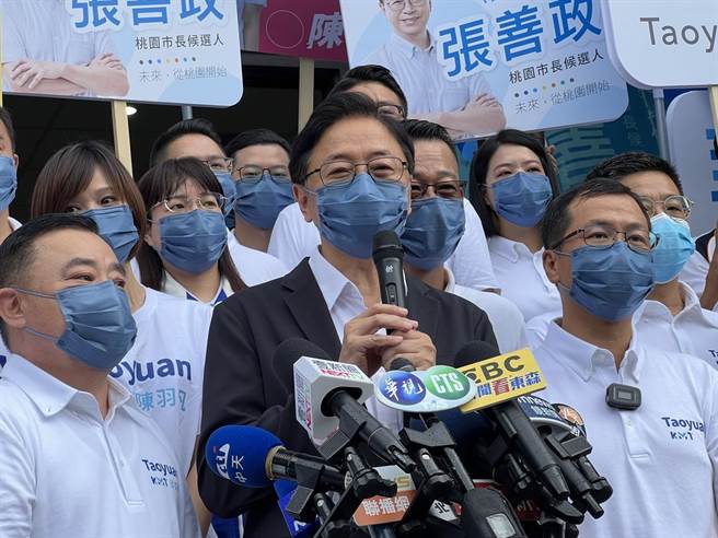 前台北市议员罗智强陪同国民党桃园市长参选人张善政登记参选。(蔡依珍摄)