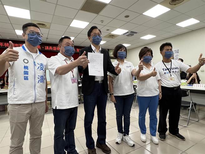 国民党桃园市长参选人张善政1日在议长邱奕胜、党籍立委和市议员参选人陪同下登记参选，展现蓝营大团结。(蔡依珍摄)