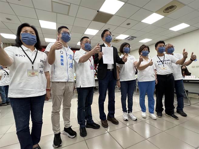 国民党桃园市长参选人张善政1日在议长邱奕胜、党籍立委和市议员参选人陪同下登记参选，展现蓝营大团结。(蔡依珍摄)