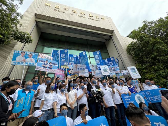 国民党桃园市长参选人张善政1日在议长邱奕胜、党籍立委和市议员参选人陪同下登记参选，展现蓝营大团结。(蔡依珍摄)