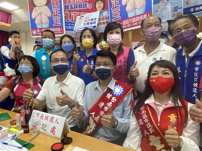 謝龍介今天在國民黨主席朱立倫及多名國民黨籍市議員陪同下，大陣仗完成登記參選。(曹婷婷攝)