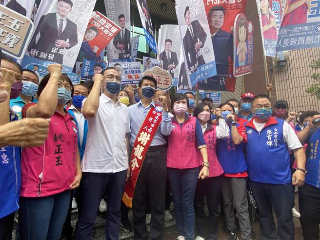 謝龍介今天在國民黨主席朱立倫及多名國民黨籍市議員陪同下，大陣仗完成登記參選。(曹婷婷攝)