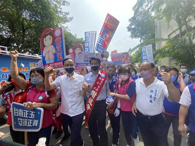 國民黨台南市長參選人謝龍介(左三)今天在國民黨主席朱立倫(左二)及多名國民黨籍市議員陪同下，大陣仗完成登記參選。(曹婷婷攝)