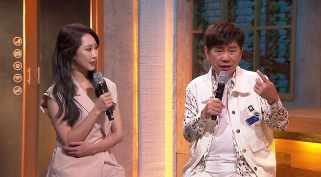 黄西田（右）与女儿黄露瑶谈起当年欠债5千万，努力还债一事。（年代提供）