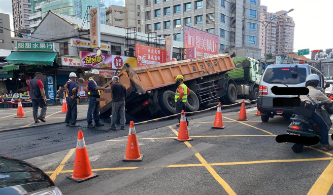 柏油路刚铺好，砂石车竟「轮陷地底」。(翻摄脸书爆废公社)